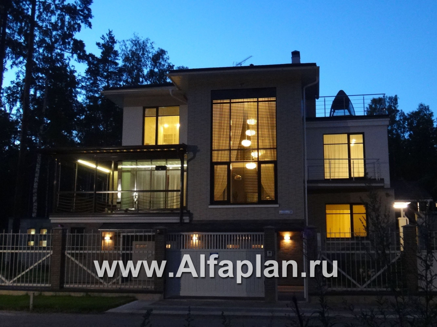 Проекты домов Альфаплан - «Три  семерки» - проект трехэтажного дома, гараж в цоколе, второй свет и панорамные окна, современный дизайн дома - дополнительное изображение №2